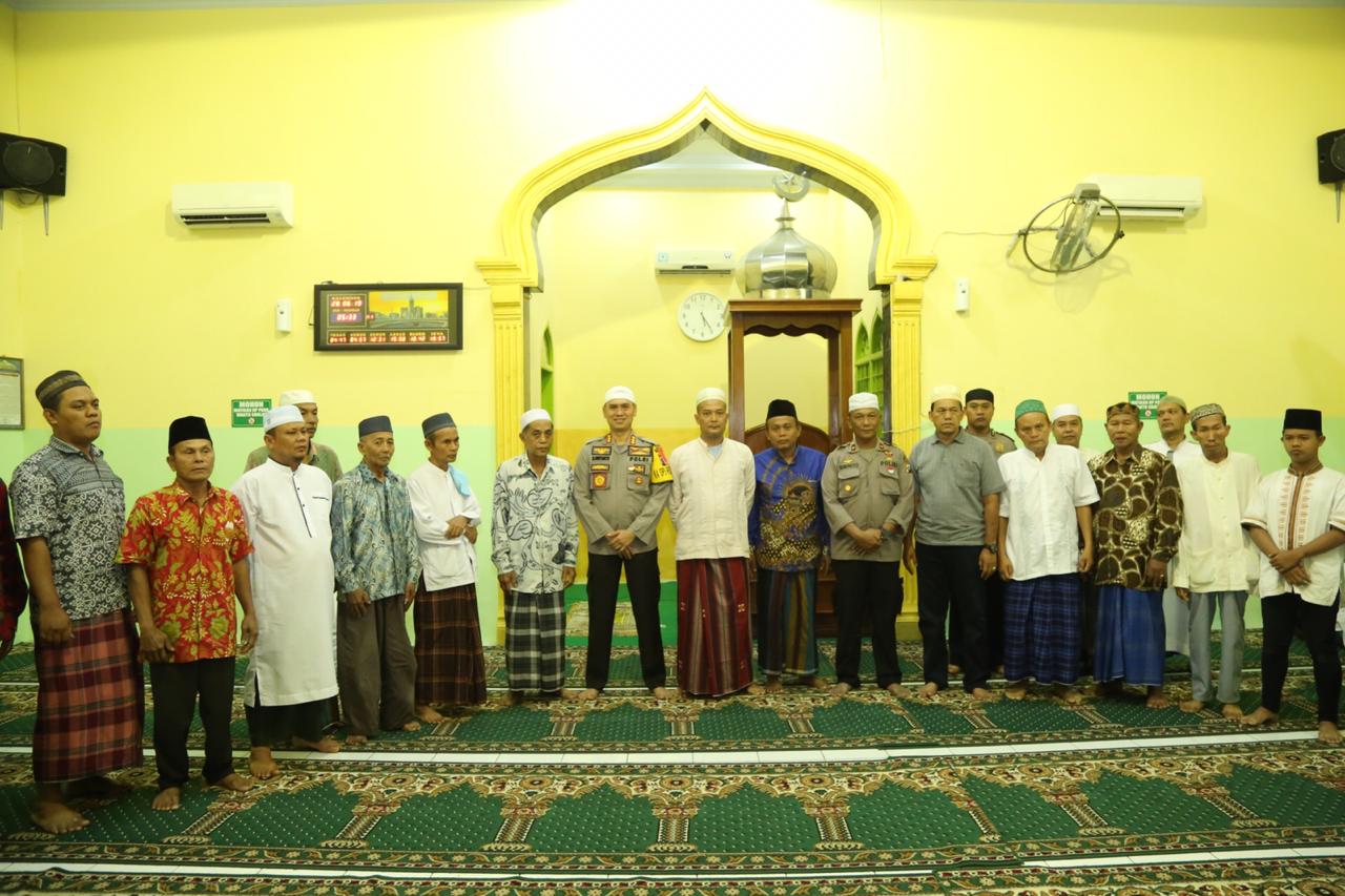 Makmurkan Masjid, Kapolrestabes Medan Sholat Subuh Berjamaah di Masjid Babussalam Medan