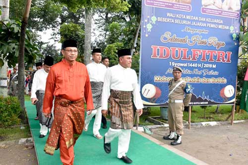 Gubernur dan Wagub Sumut Salat Idulfitri di Lapangan Merdeka *Momen Silaturahmi dan Bermaafan