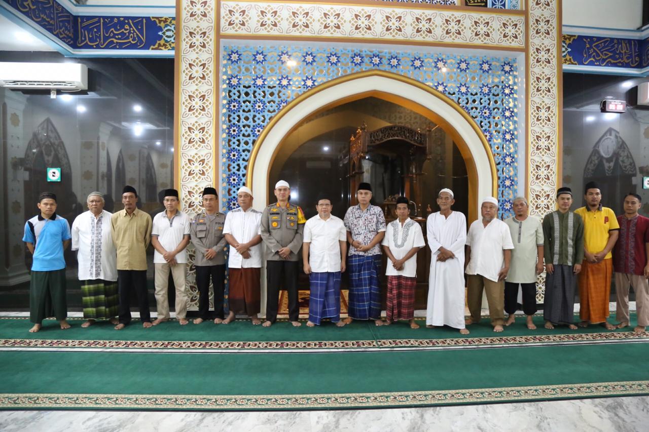 Makmurkan Masjid, Kapolrestabes Medan Sholat Subuh Berjamaah di Masjid Darul Jihad