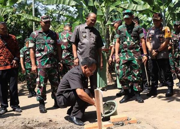 Peletakan Batu Pertama Pembangunan Jamban Warga