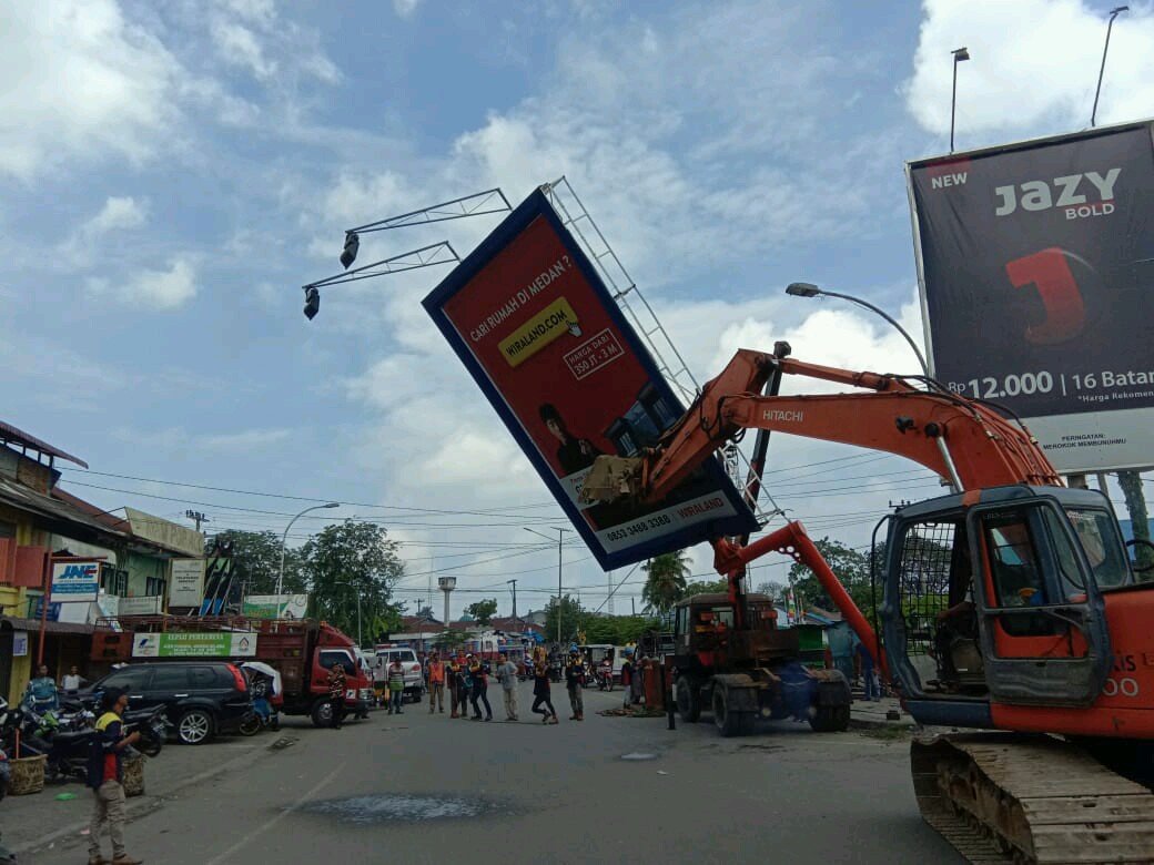 Pemko Medan Diminta Tegas Dalam Lakukan Penertiban Reklame Liar