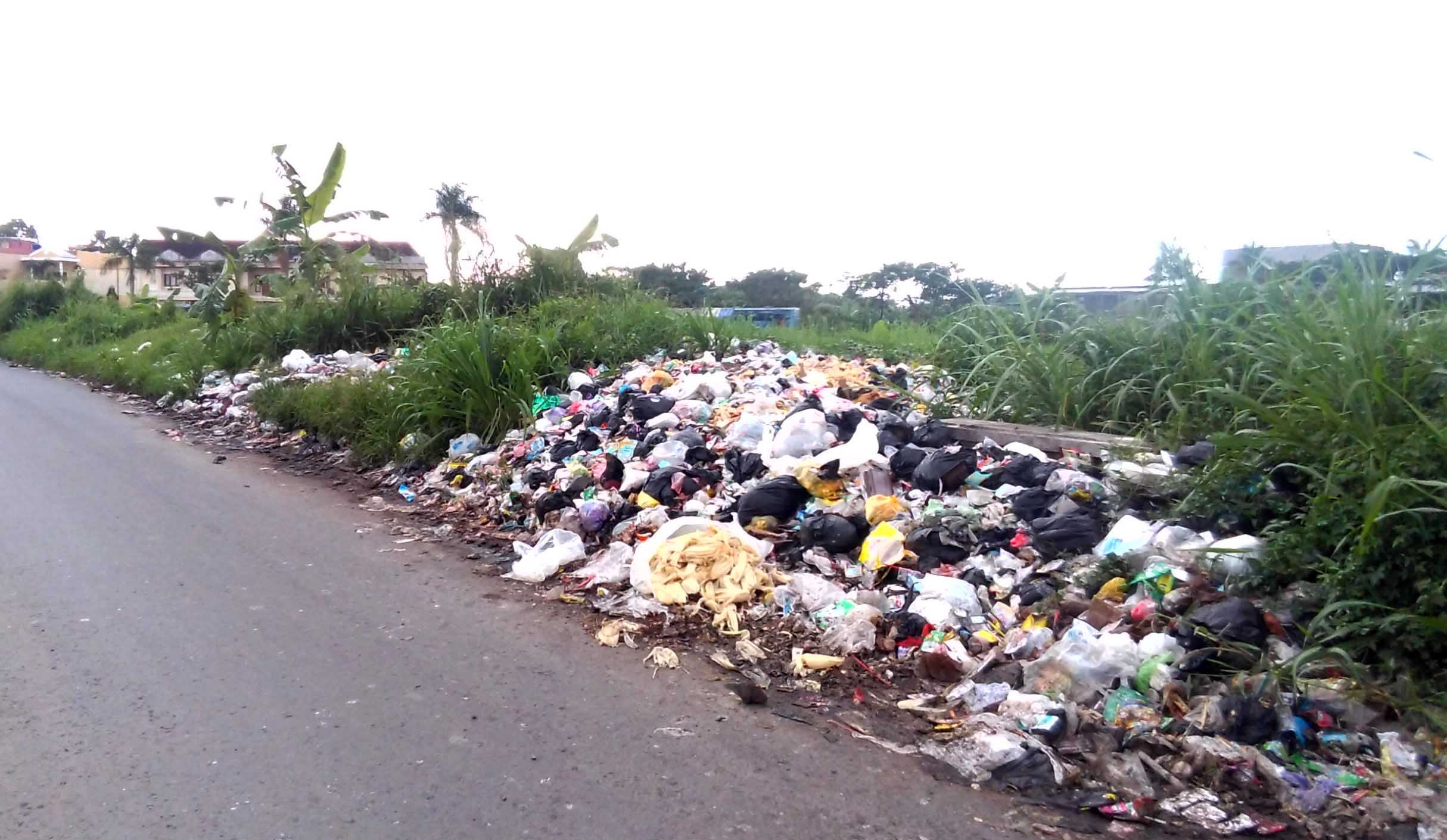 Sampah Berserakan ke Jalan dan Bau Busuk Ganggu Pelintas
