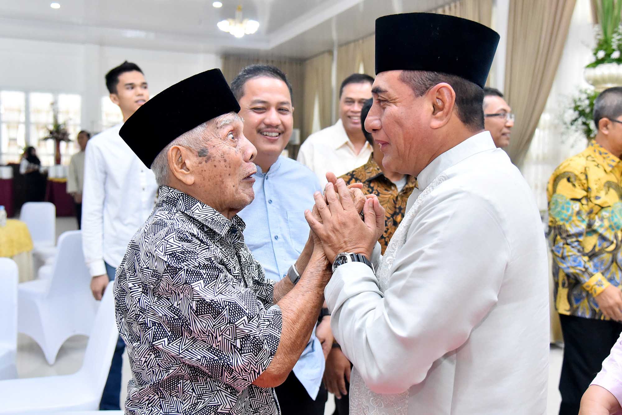 Open House Hari ke Dua Idulfitri, Ribuan Warga Sumut Kunjungi Rumah Dinas Gubernur