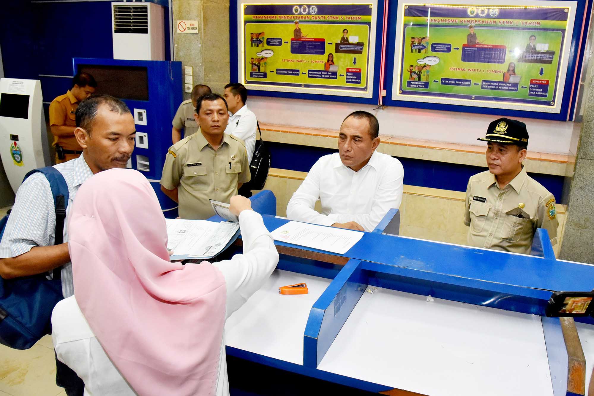 Edy Rahmayadi Sidak ke Kantor Samsat,  Minta Pelayanan Dimulai Satu Jam Lebih Cepat
