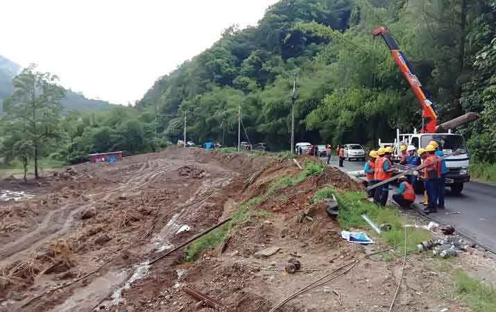 Tiang Tumbang, Aliran Listrik Desa Doulu Padam Sementara
