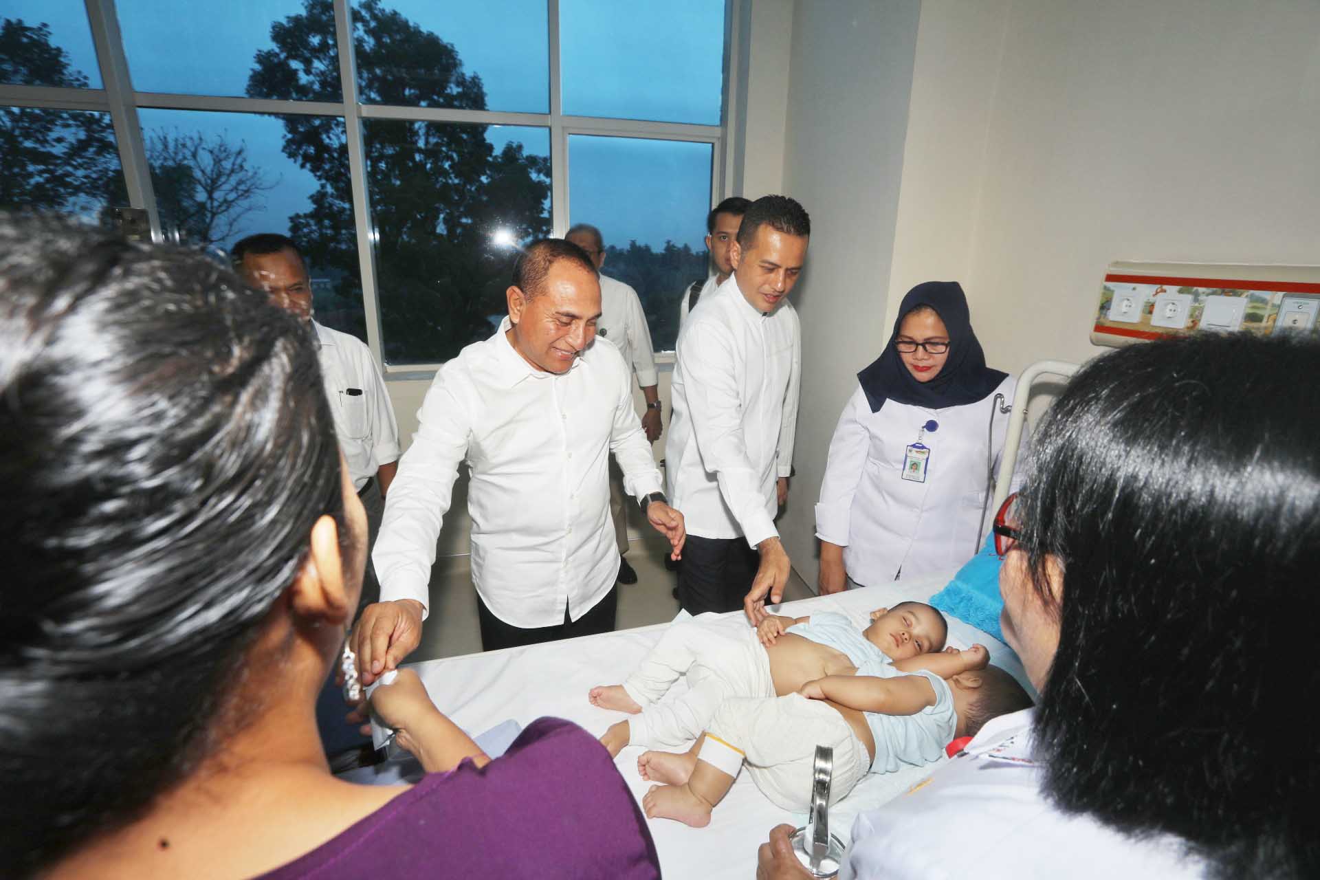 Gubsu dan Wagubsu Jenguk Bayi Kembar Siam di RSUPH Adam Malik, Ini Kata Edy Rahmayadi