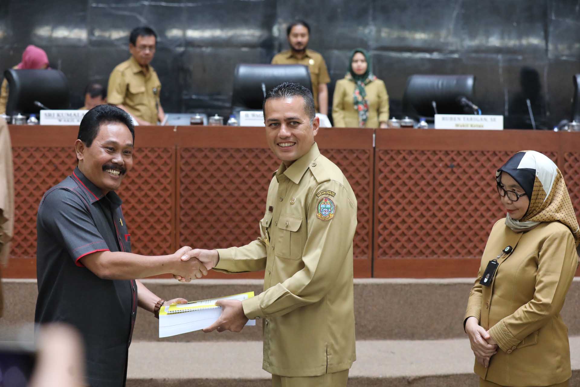 Pemprovsu Sampaikan  Nota Keuangan dan Rancangan, Â P-APBD 2019 Turun Rp 1,2 Triliun