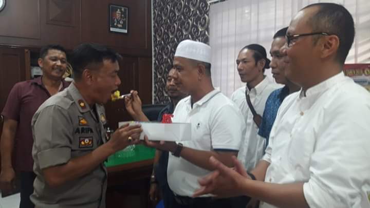 Menyemarakan HUT Bhayangkara ke-73 Tahun, Ketua Pewarta Suapi Kue Ulang Tahun Kepada Kompol Mhd Arifin SH