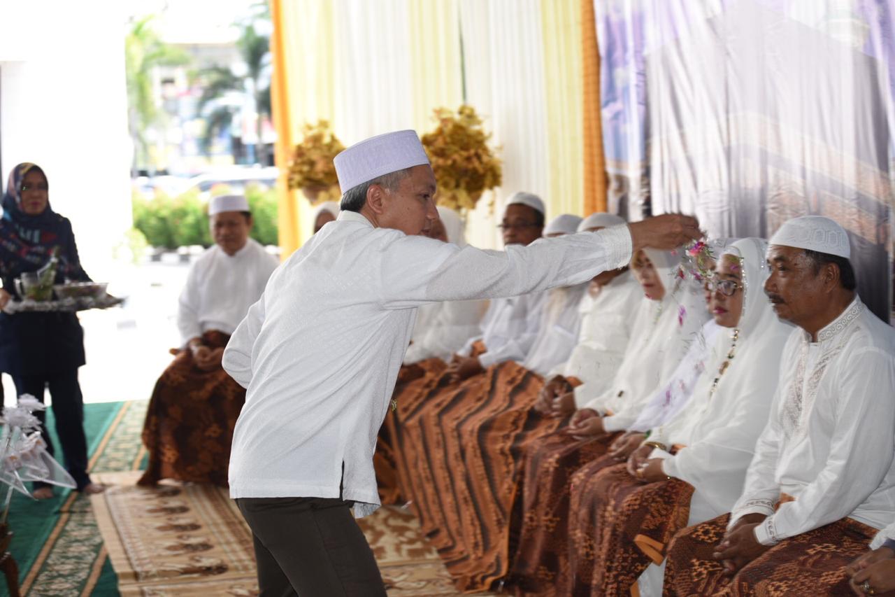 Direksi Berangkatkan 17 Calhaj Keluarga Besar PDAM Tirtanadi, 15 Umroh Gratis