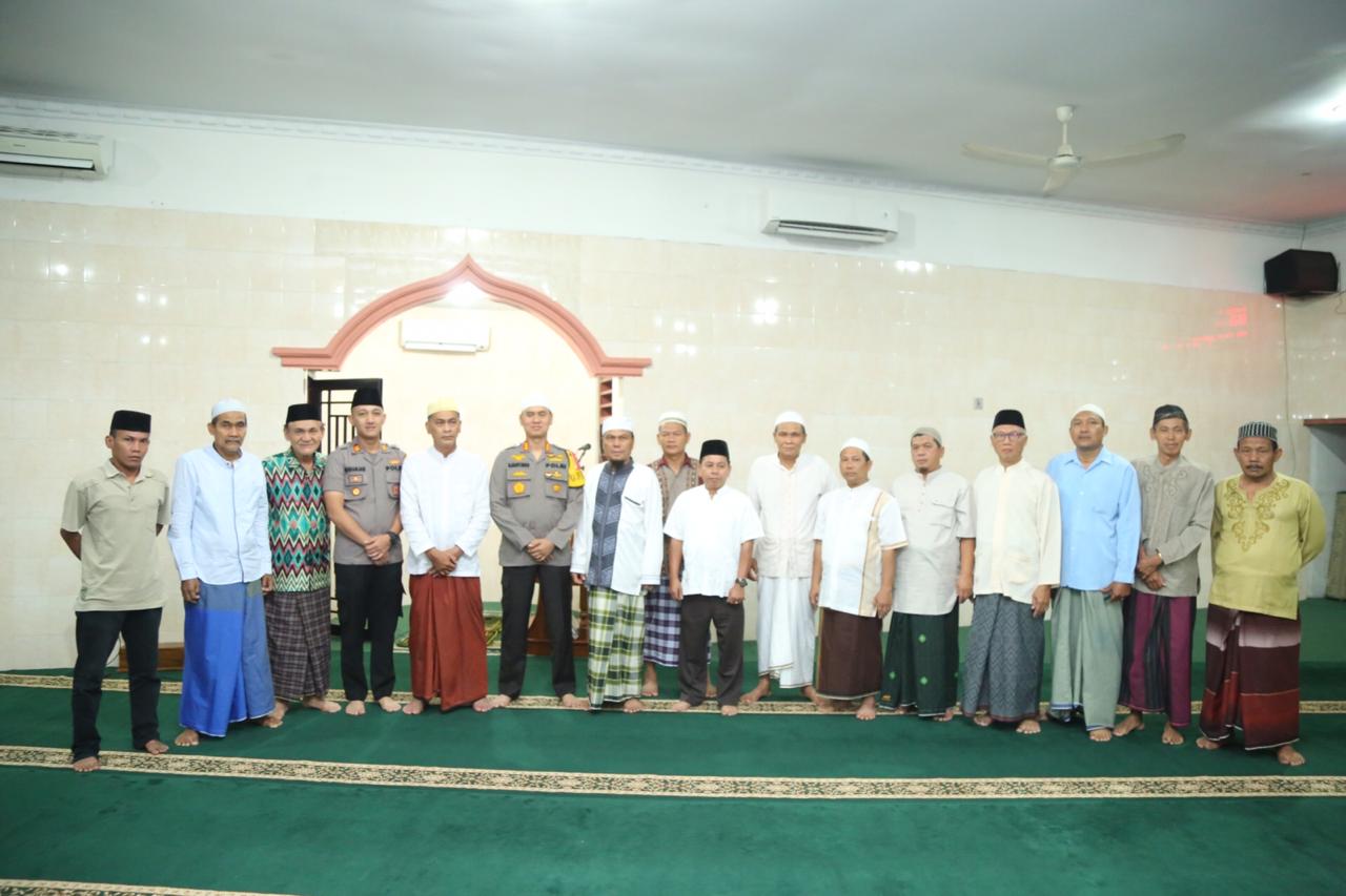 Tingkatkan Sinergitas Polisi dan Masyarakat, Kapolrestabes Medan Sholat Subuh Berjamaah di Masjid Rohaniah Medan