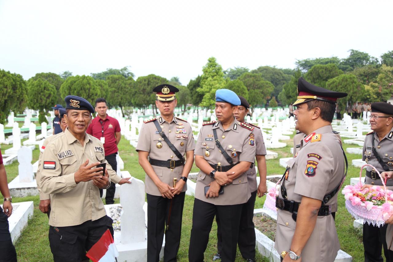 Kapolrestabes Medan Dampingi Kapoldasu Ziarah Ke TMP