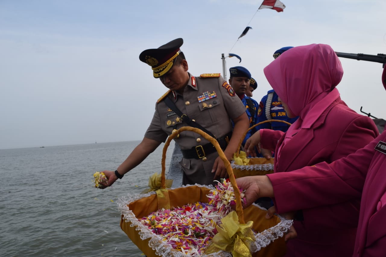 Wakili Kapoldasu, Waka Poldasu Pimpin Upacara Tabur Bunga di Laut