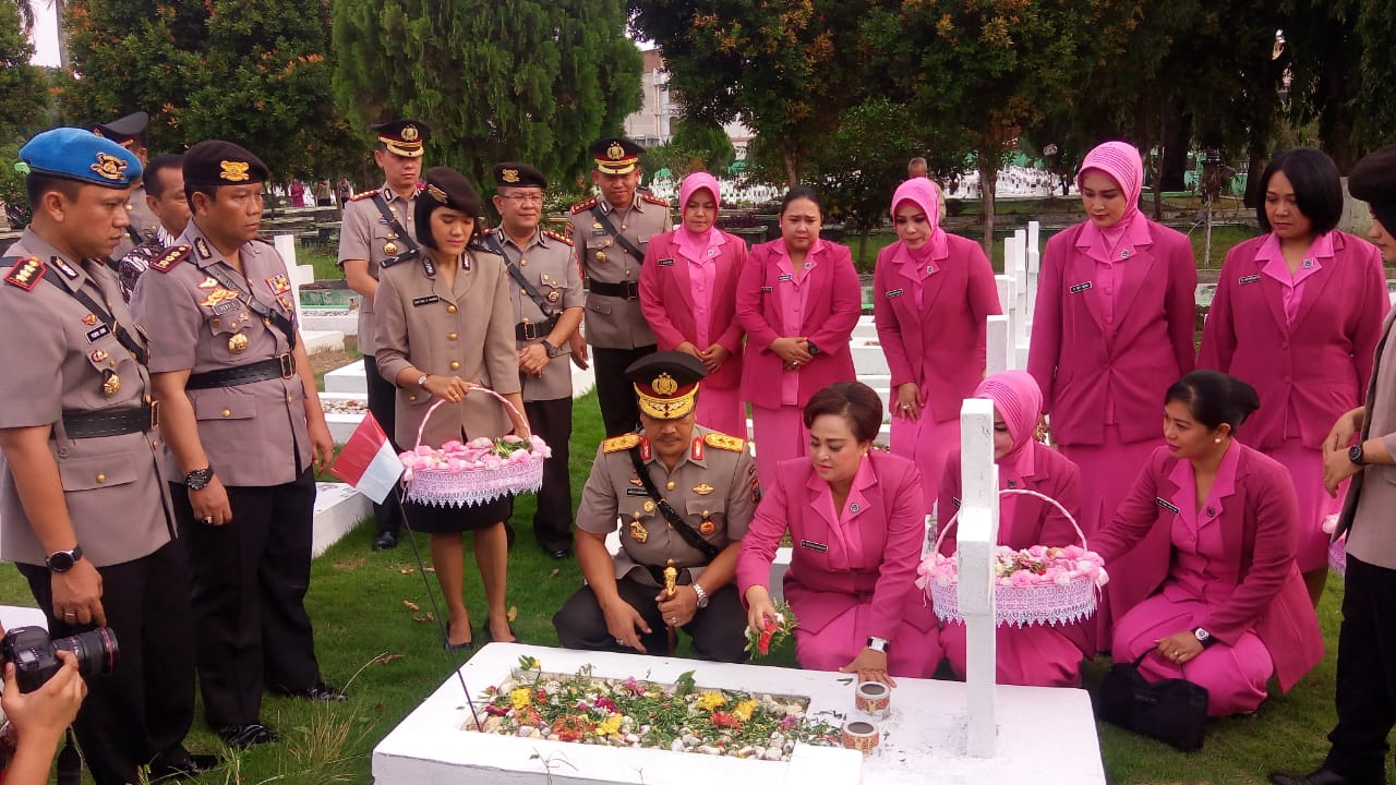 Hut Bayangkara ke 73, Kapolda Sumut dan jajarannya Ziarahi Makam Pahlawan