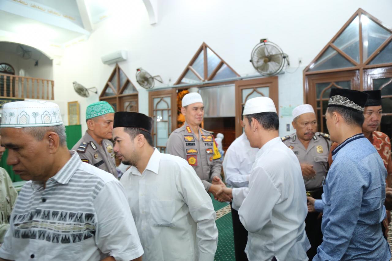 Kapolrestabes Medan Sholat Subuh Berjamaah di Masjid Al Mishbah Medan