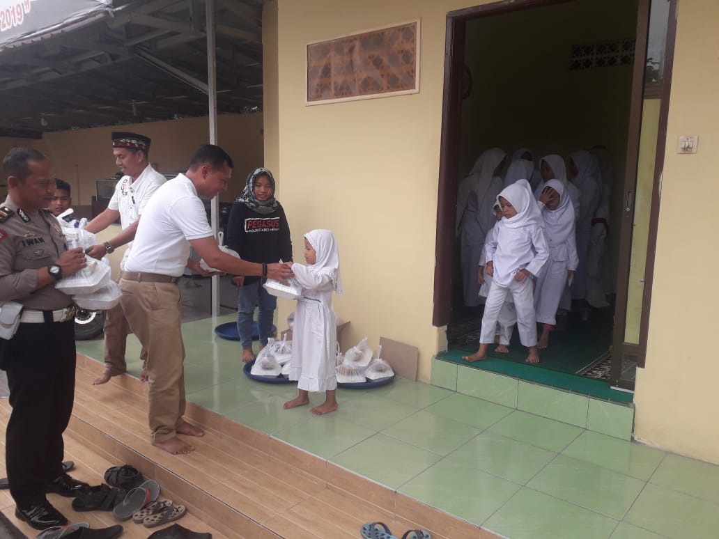 Polsek Medan Helvetia Berbagi Kasih Kepada Anak Yatim Piatu