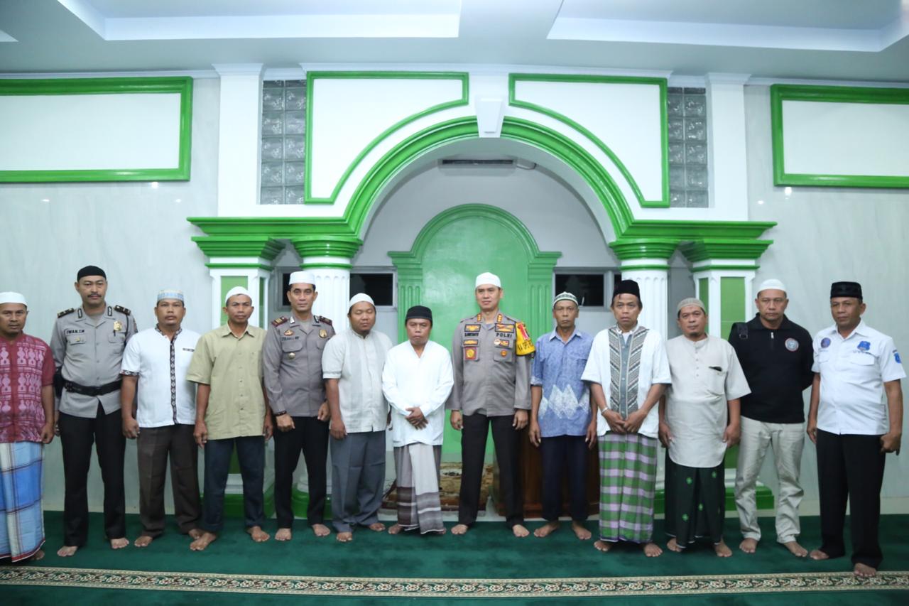Kapolrestabes Medan dan Personil Polsek Medan Helvetia Sholat Subuh Berjamaah di Masjid Al-Hidayah