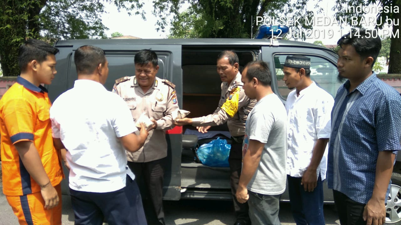 Polsek Medan Baru Jumat Barokah Berbagi Tali Asih 100 Nasi Bungkus