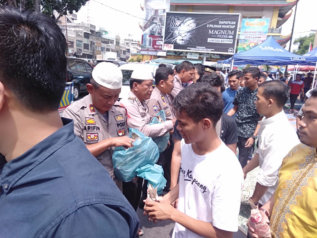 Polsek Medan Timur Jumat Barokah Berbagi 200 Nasi Bungkus
