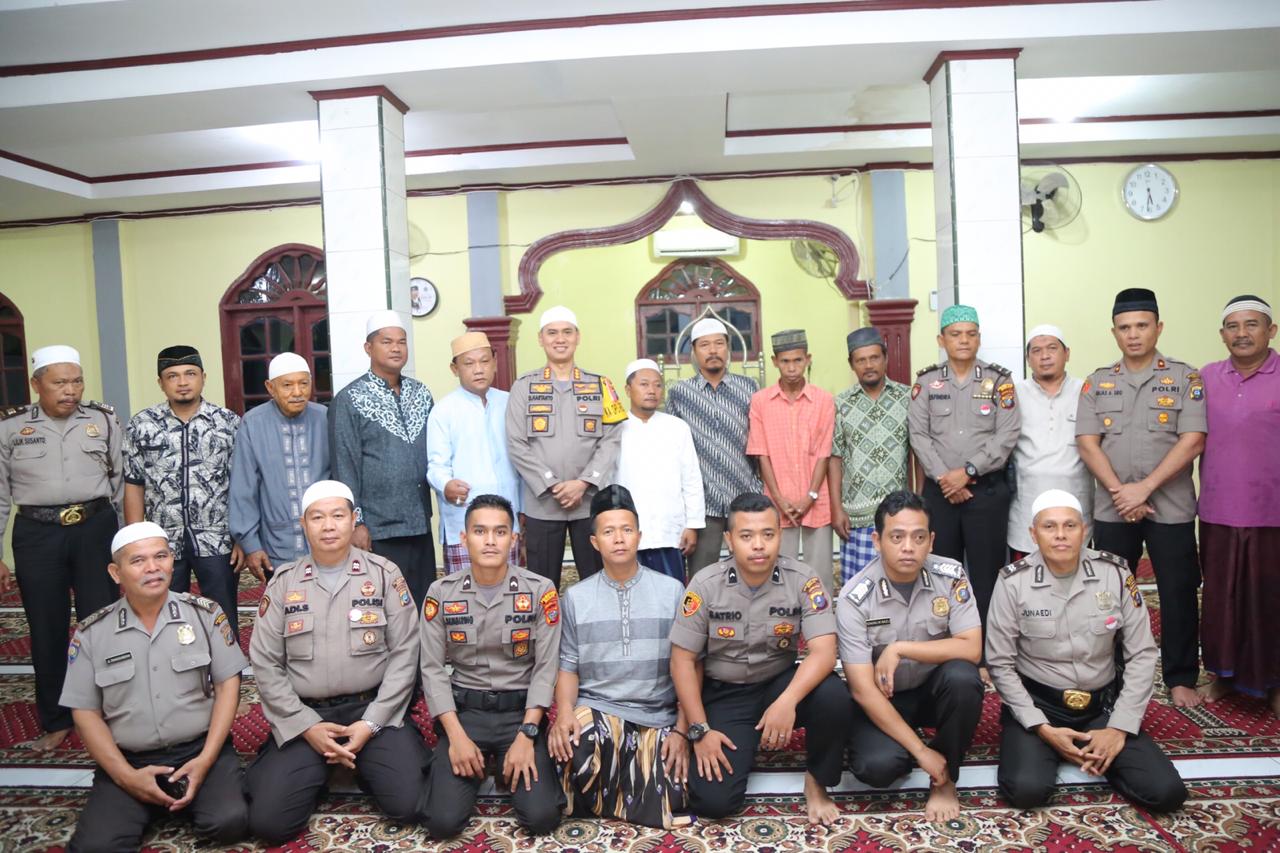 Kapolrestabes Medan Sholat Subuh Berjamaah di Masjid Baiturahman Medan