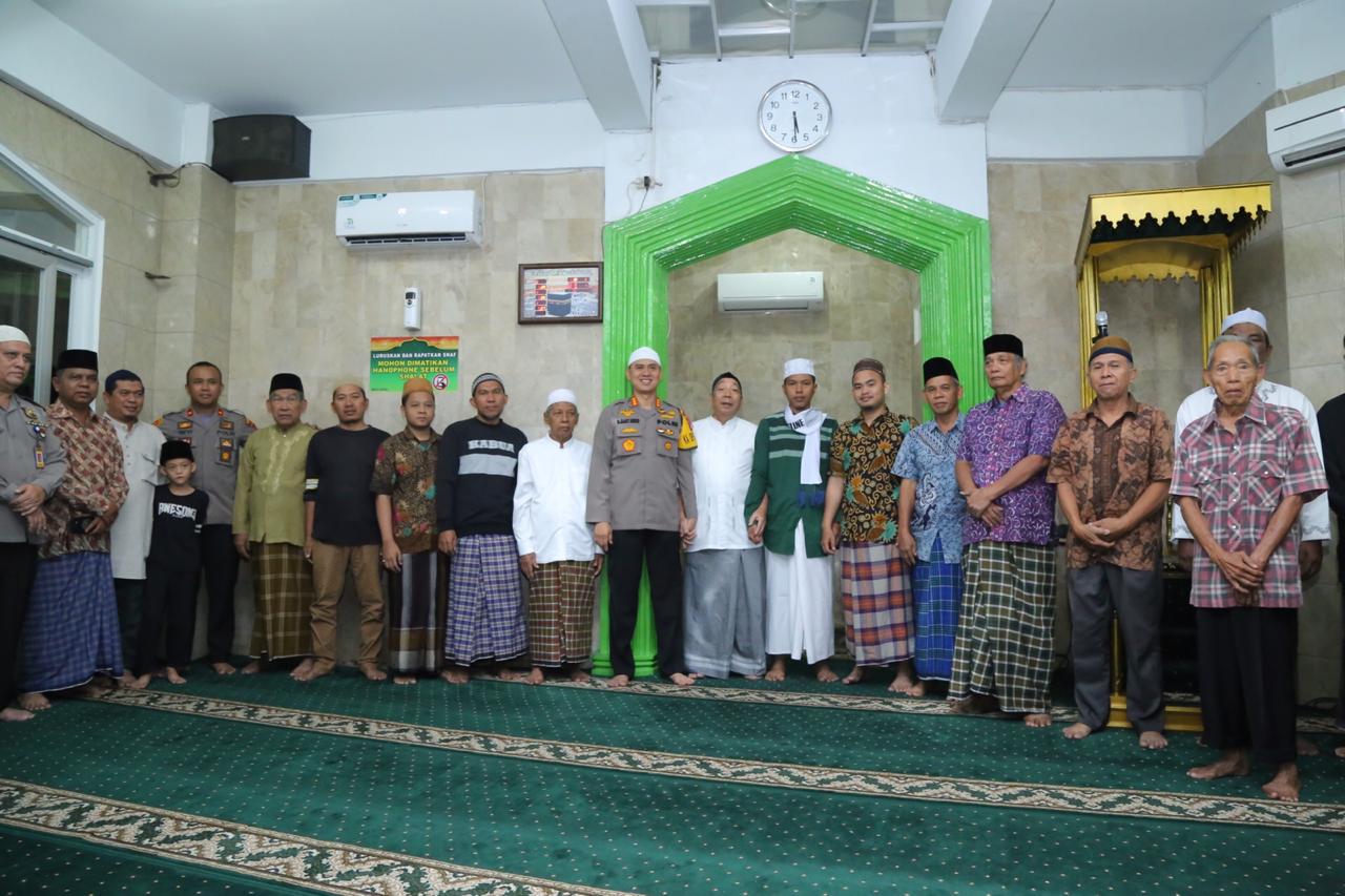 Kapolrestabes Medan Sholat Subuh Berjamaah di Masjid Amal Medan