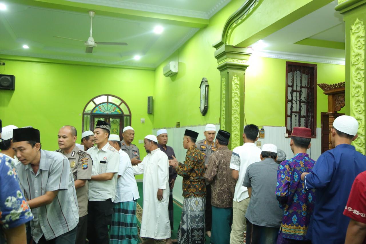 Sholat Subuh Berjamaah dan Menyapa Subuh di Masjid Jami Al Muharram, Kapolrestabes Medan Sampaikan Pesan Kamtibmas