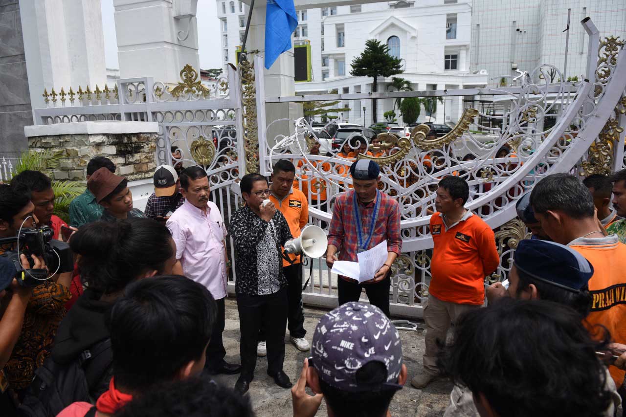 Pintu Kantor Gubsu Dirusak, Â  GMKI Minta Tutup Perusahaan Pencemar Danau Toba