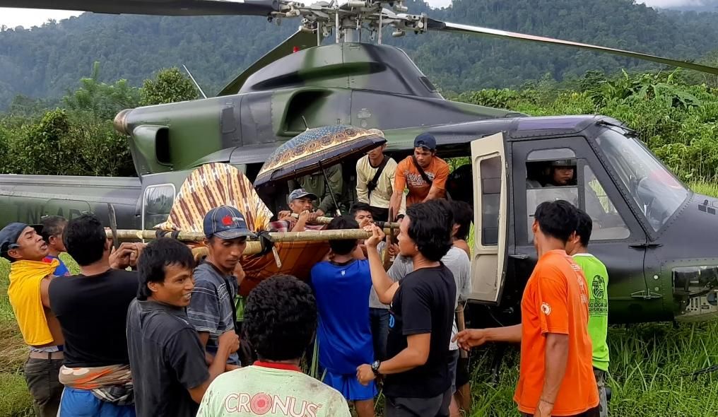 AKSI HEROIK SATGAS TINOMBALA SELAMATKAN IBU MELAHIRKAN & BAYINYA