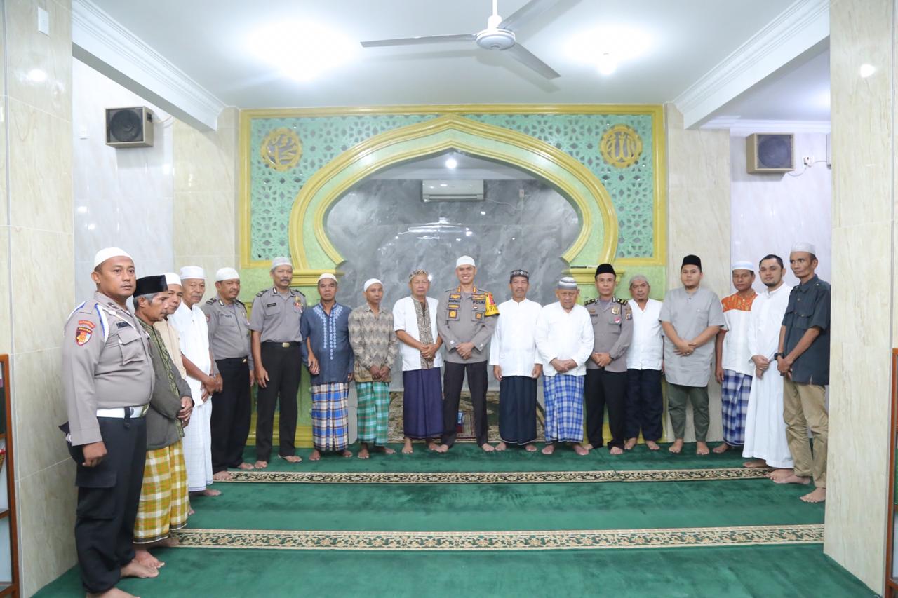 Makmurkan Masjid, Kapolrestabes Medan Sholat Subuh Berjamaah di Masjid Nurul Huda