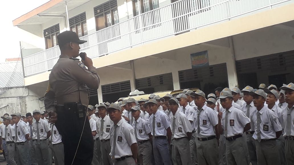 Go To School, Bhabinkamtibmas Polsek Medan Baru Berikan Binluh di SMK Immanuel