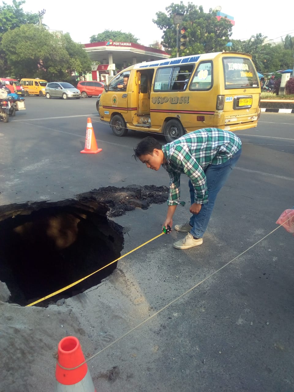 Awas Lubang Menganga di Jalan HM Yamin Depan Mesjid Juang 45
