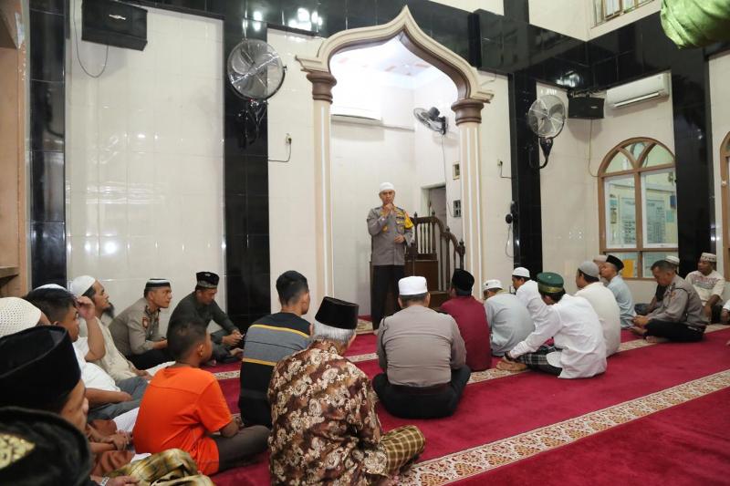 Kapolrestabes Medan Sholat Subuh Berjamaah di Masjid Ar Ridho Medan