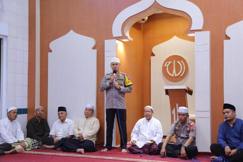 Kapolsek Medan Timur Dampingi Kapolrestabes Sholat Subuh Berjamaah di Masjid Al Aiminin