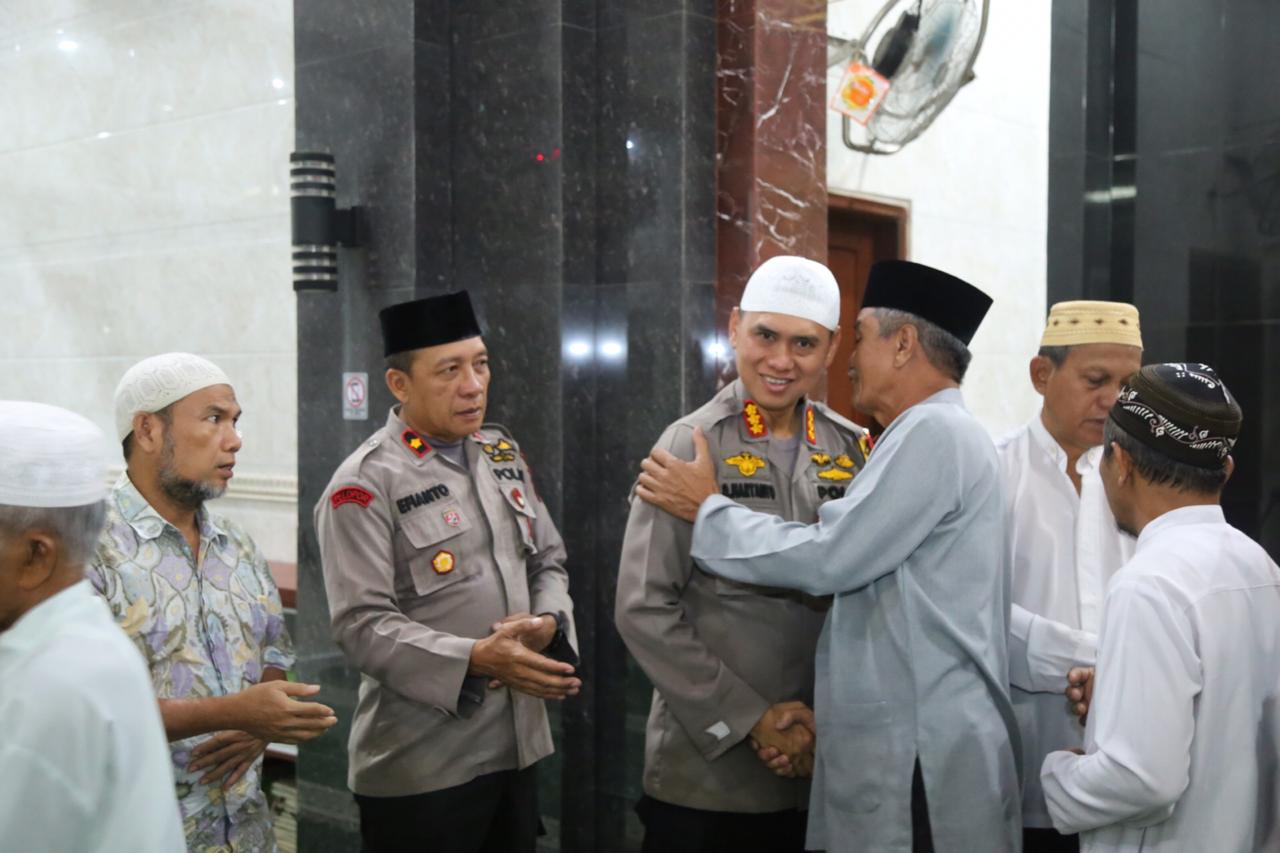 Kapolrestabes Medan Sholat Subuh Berjamaah dan Menyapa Subuh di Masjid Muslimin Deli Tua