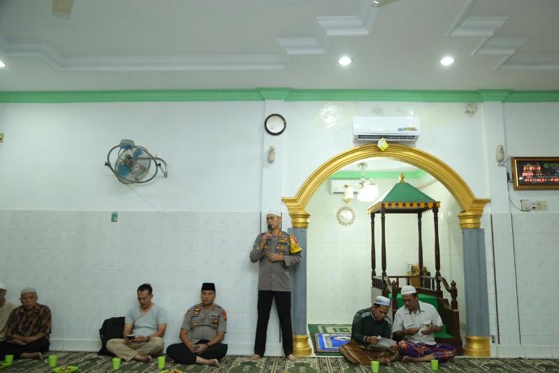 Sambangi Wilkum Polsek Pancur Batu, Kapolrestabes Medan Sholat Subuh Berjamaah di Masjid Jami