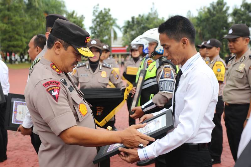 Kapolda Sumut Beri Penghargaan Kepada Unit Intelkam Polsek Medan Baru