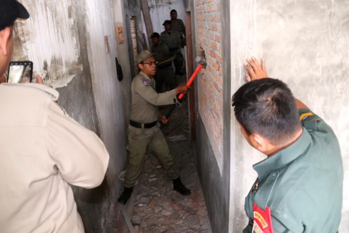 Tim Gabungan â€˜Hancurkanâ€™ Tembok Bangunan Tanpa IMB