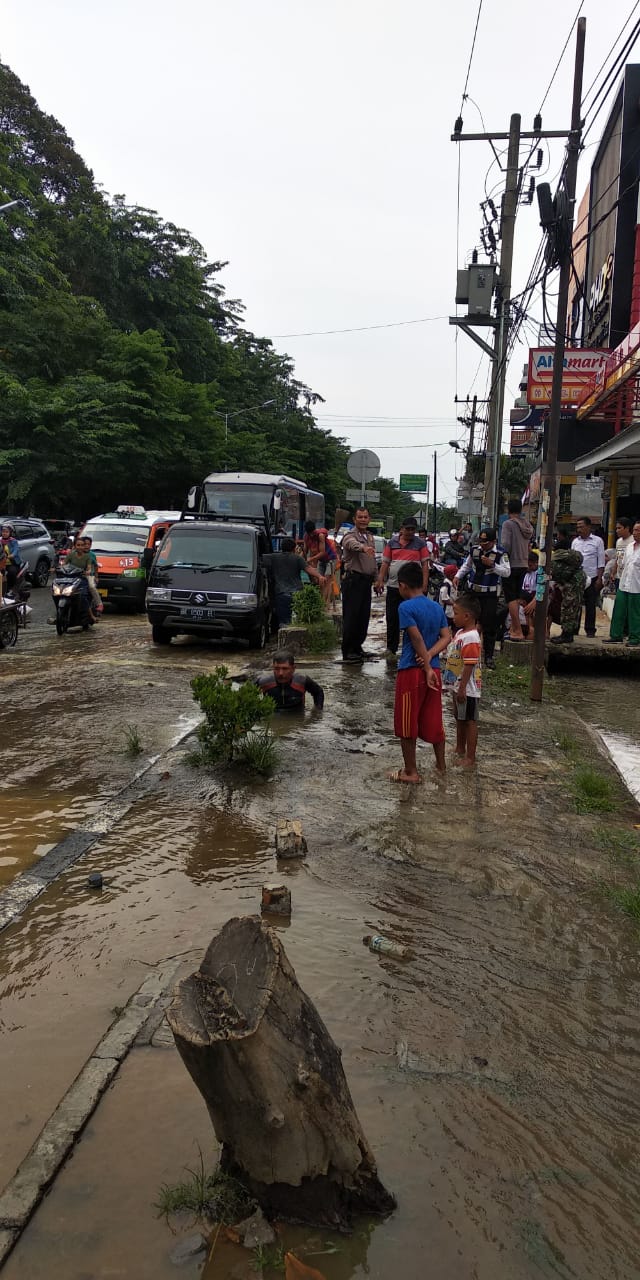 Pipa Transmisi PDAM Tirtanadi Pecah, Air Genangi Jalan Sekitar SM Raja