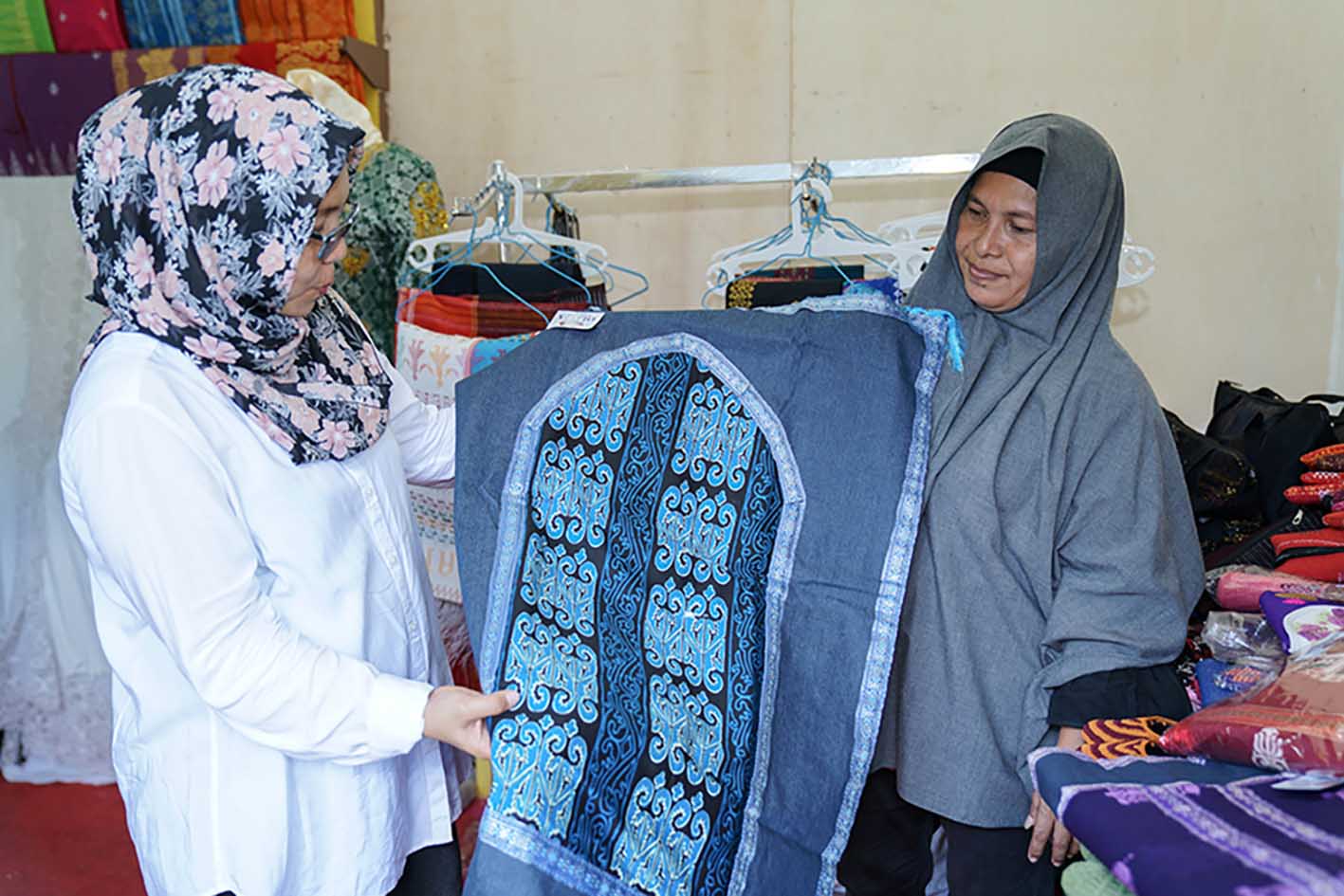 Sajadah Etnik Sumut  Curi Perhatian Pengunjung STQN Kalbar