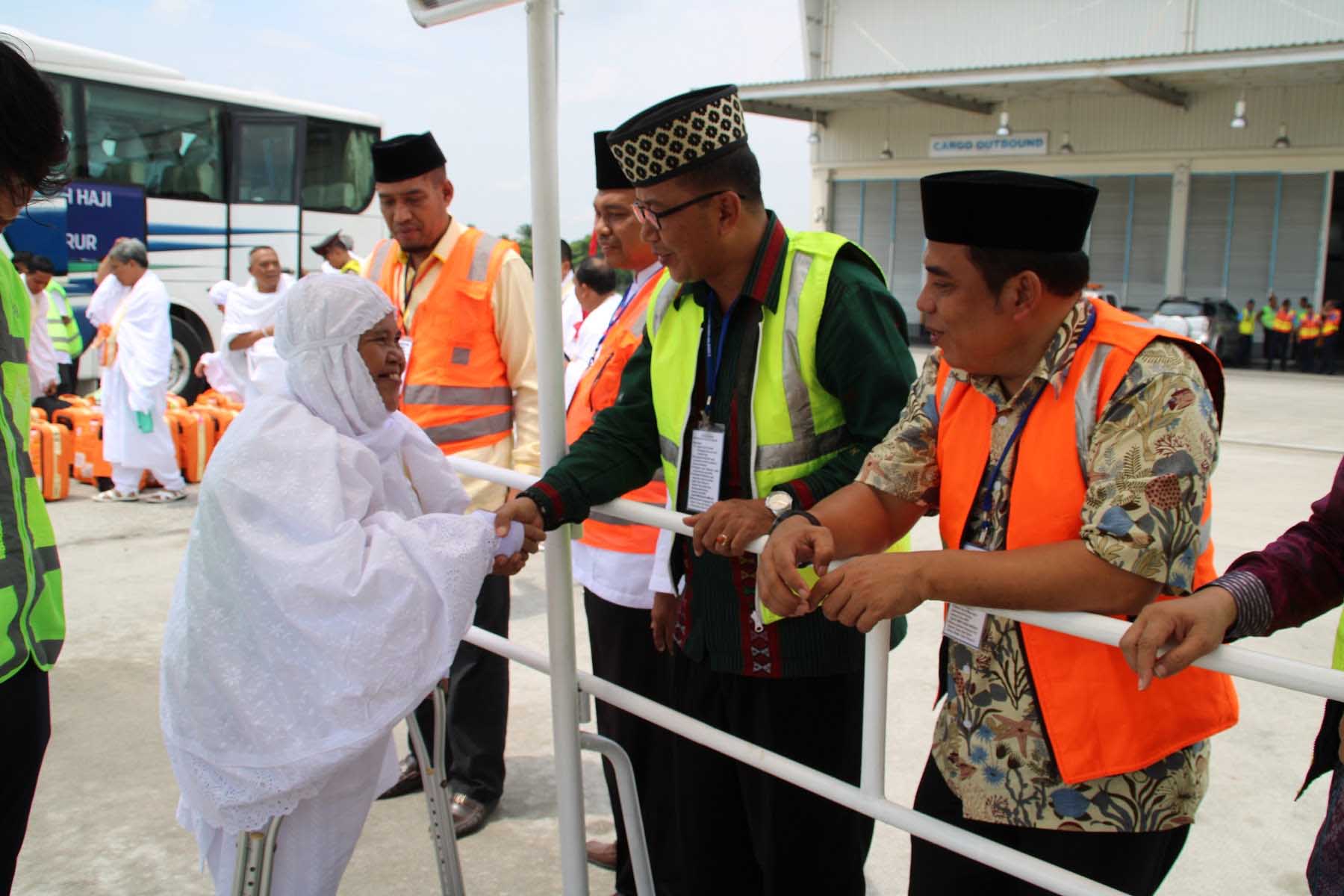 Staf Ahli Bupati Ikramsyah Putra Lepas Calhaj di Bandara Kuala Namu