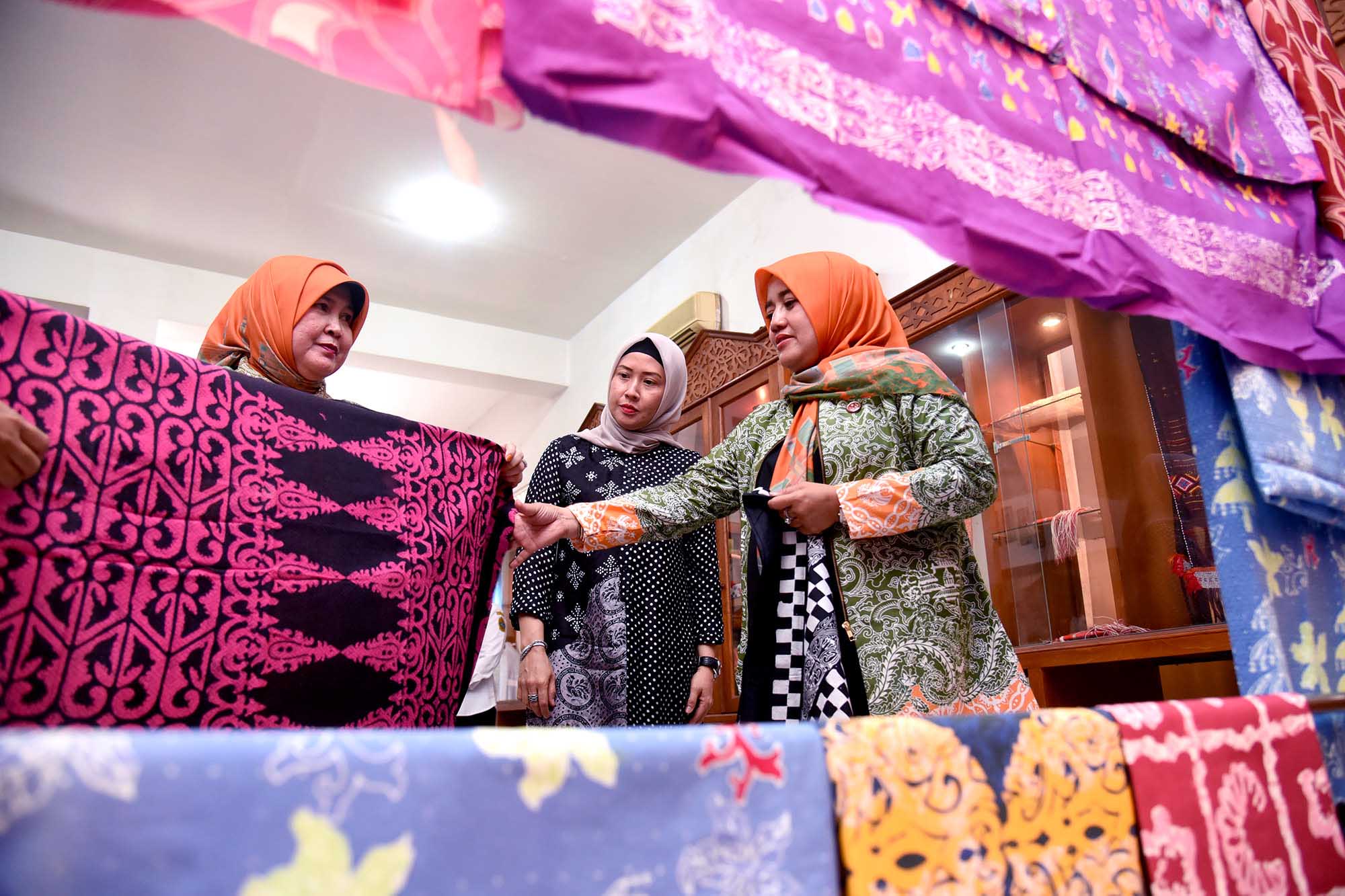 Silahturahmi ke Kantor Dekranasda Sumut,  Dekranasda Jabar Puji Kain Tenun Sumut