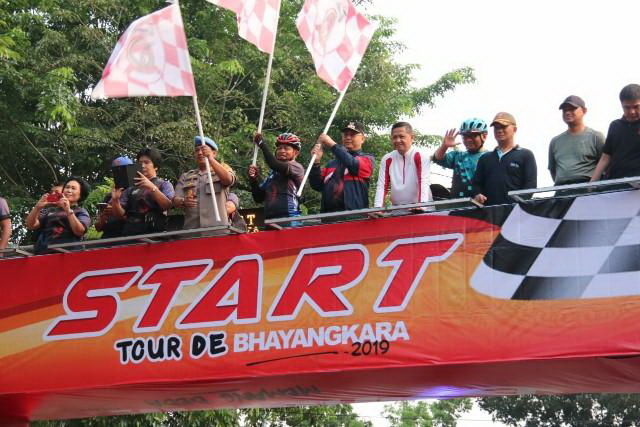 Wali Kota Medan Lepas Peserta Sepeda Santai Tour De Bhayangkara