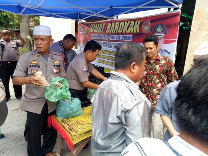 Dipimpin Kompol M Arifin, Jumat Barokah Polsek Medan Timur di Masjid Al Ihsan Bagikan 200 Nasi Bungkus