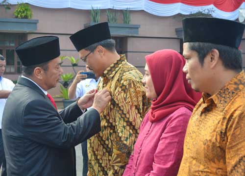 HUT RI-74, PTPN III Serahkan Penghargaan Masa Pengabdian kepada 1.355 Karyawan