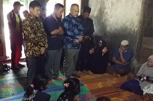 Bupati Takziah Korban Kecelakaan di Siempat Rube