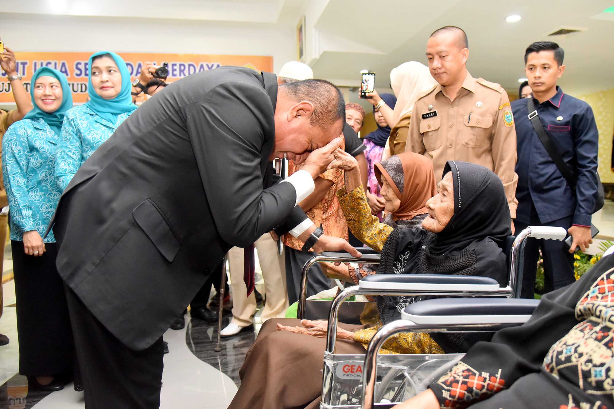 Perhatikan Nasib Lansia,  Edy Rahmayadi Serahkan Bantuan Bedah Rumah
