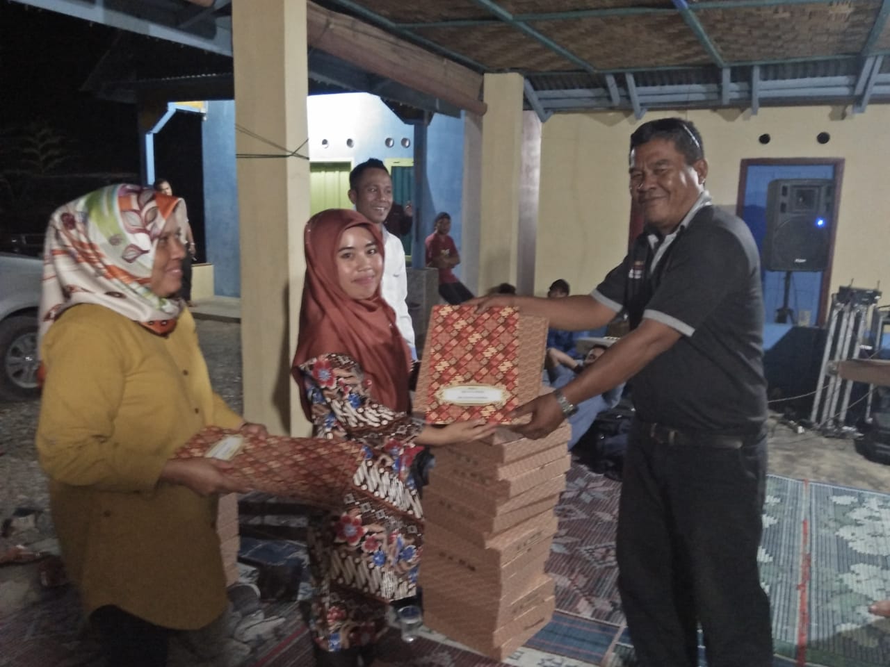 Bawaslu Langkat berikan cendramata dan sertifikat Panwaslucam