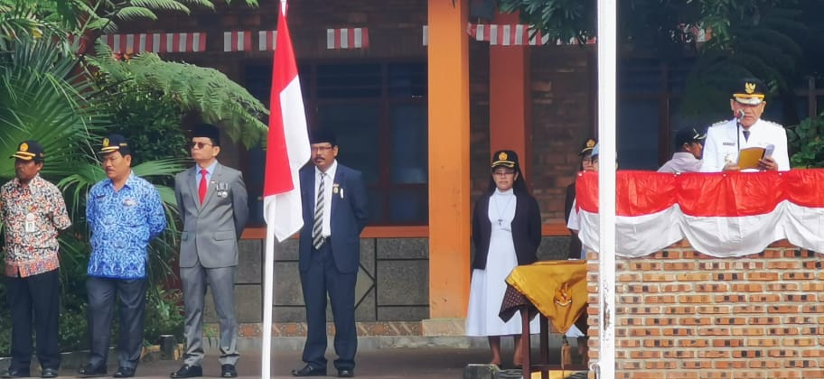 Bupati Karo Irup Hut RI yang ke- 74 di sekolah Santa MariaÂ 