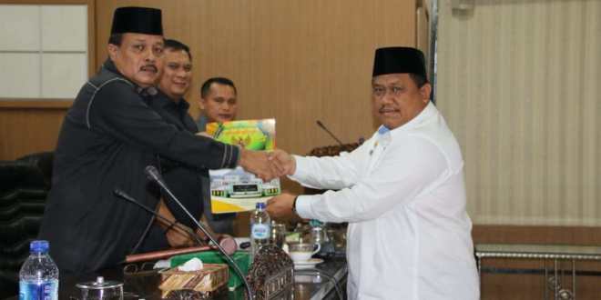 Bupati Menyerahkan Rancangan KUA dan PPAS TA 2020