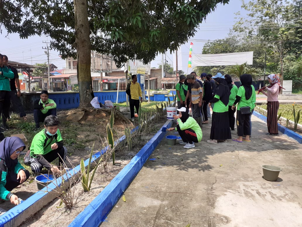 Camat Lima Puluh Gotroy Bersama Warga Tata Taman Kota