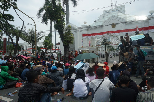 Masyarakat Demo Kantor Gubsu, Desak Edy Rahmayadi Lakukan Perlawanan Hukum Terhadap Mafia Tanah